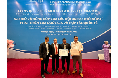 8 Sang nhận Bằng Khen của  Liên hiệp các hội UNESCO Việt Nam